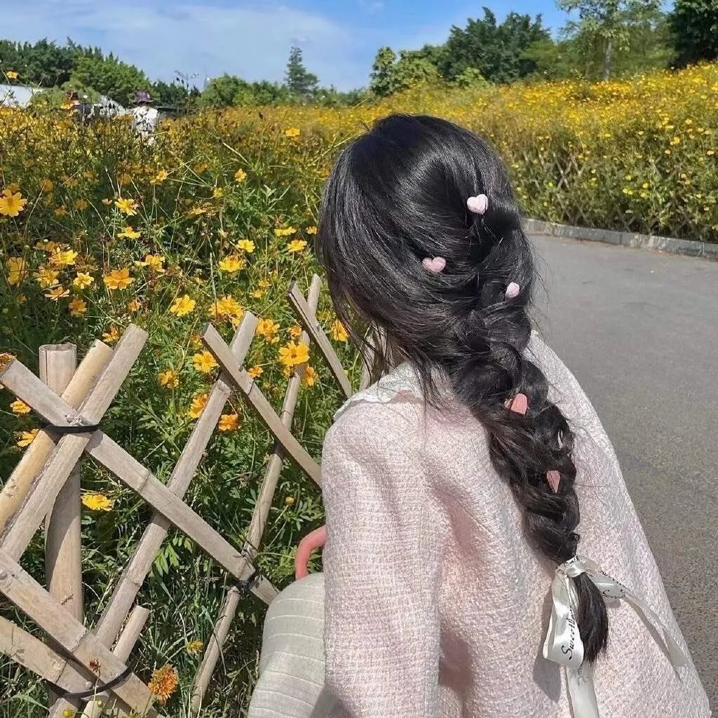 她背后的那双手